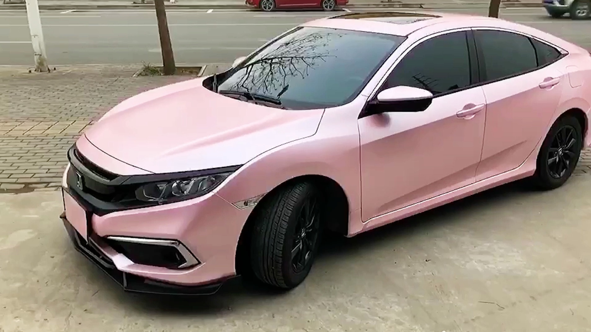 杭州本田思域车身改色贴膜,电光樱花粉改色膜,小姐姐们的最爱有没有