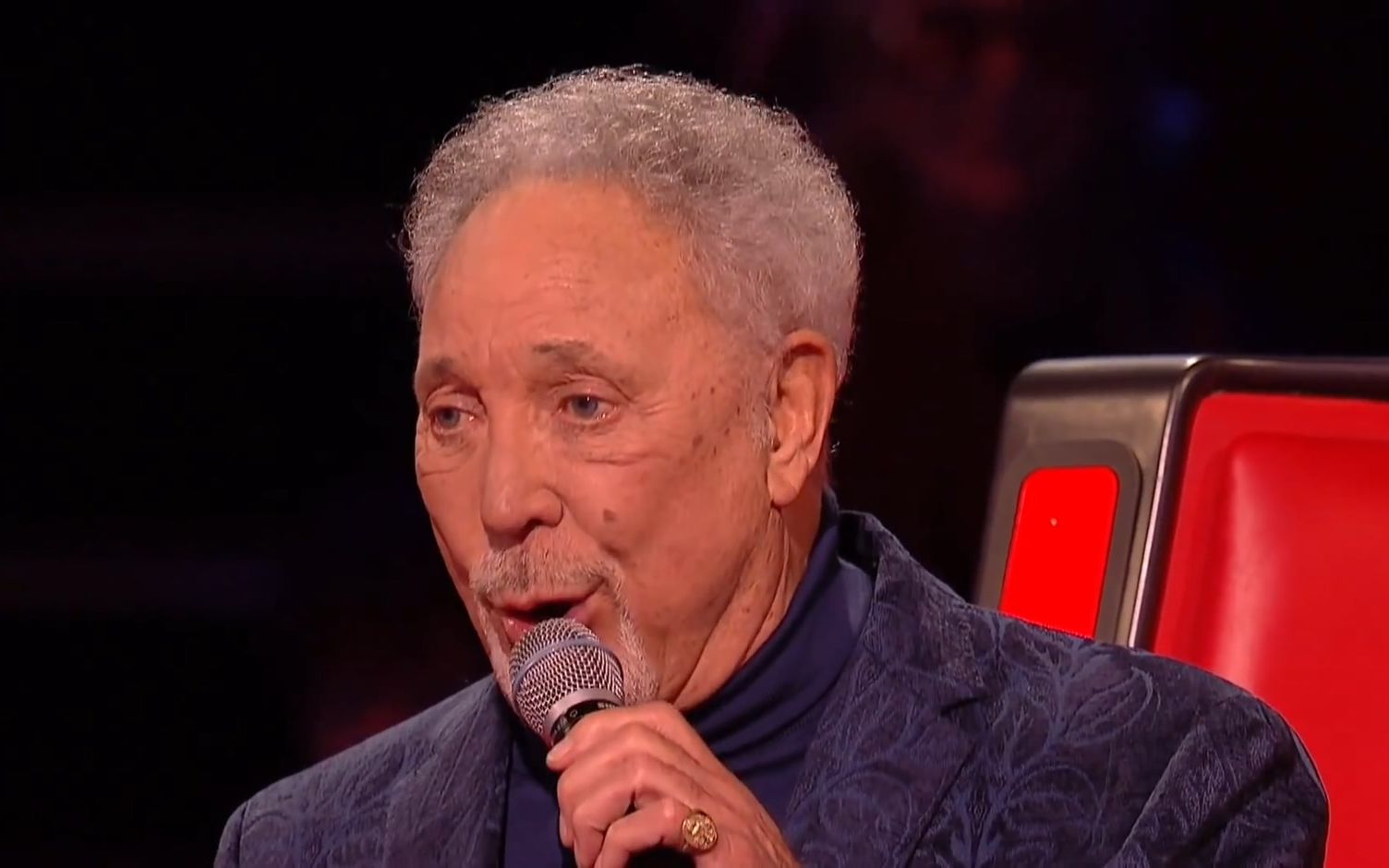 【英国好声音】评委大爷 汤姆琼斯 现场表演 princes kiss——你大爷