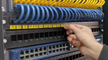 可以在理线架上贴标签了,告别彩旗飘飘的网线线标了