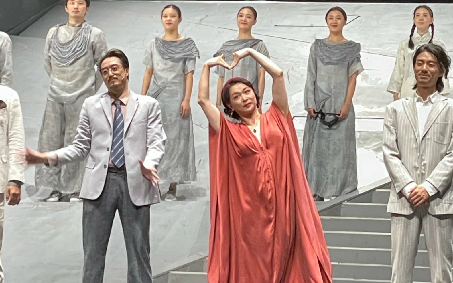 话剧《日出》表演结束后,无敌可爱的金姐金星老师呐!