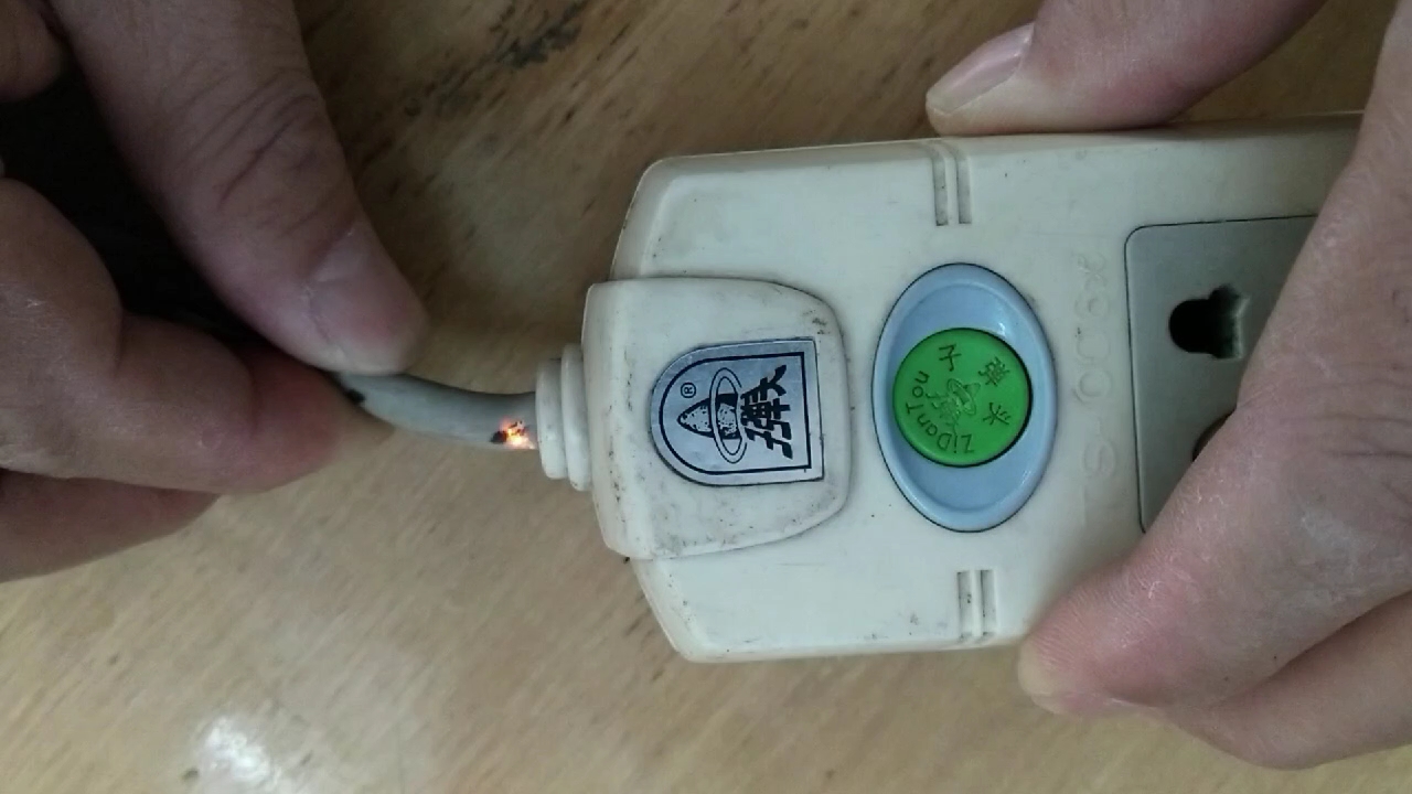 经常检查移动电线插座是否有破损和老化现象