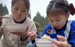 吃着碗里的，看着她碗里的