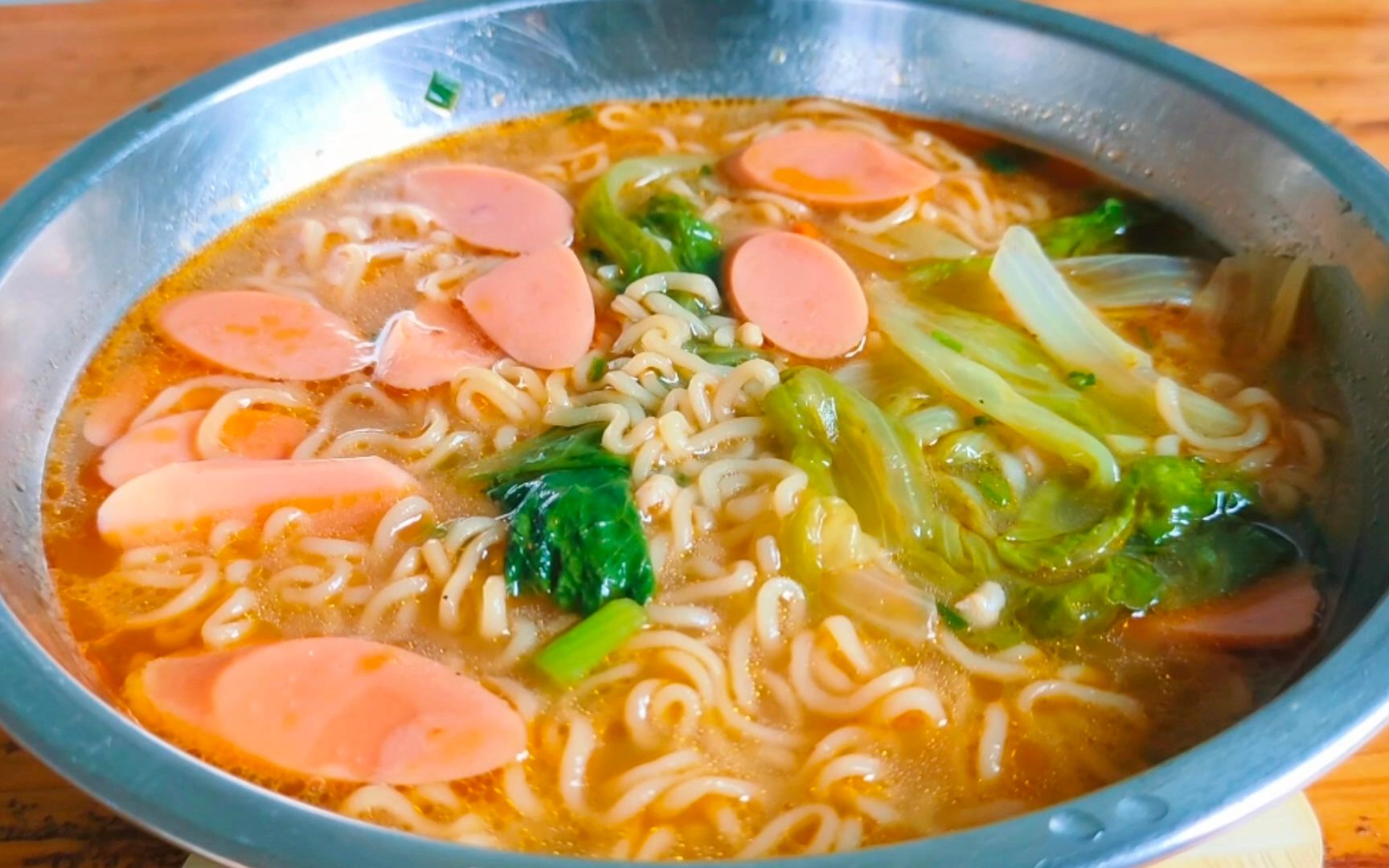 新年初四在家烹饪砂锅方便面,淋上辣椒油,喷香爆辣