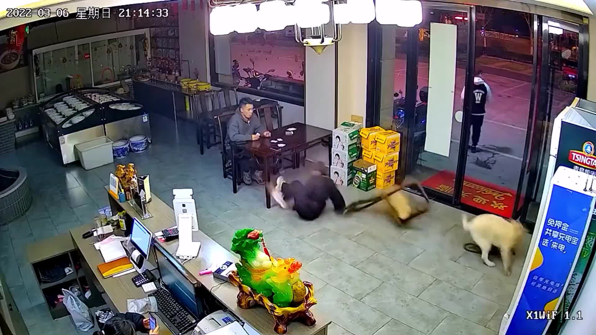 盘点监控下的搞笑瞬间