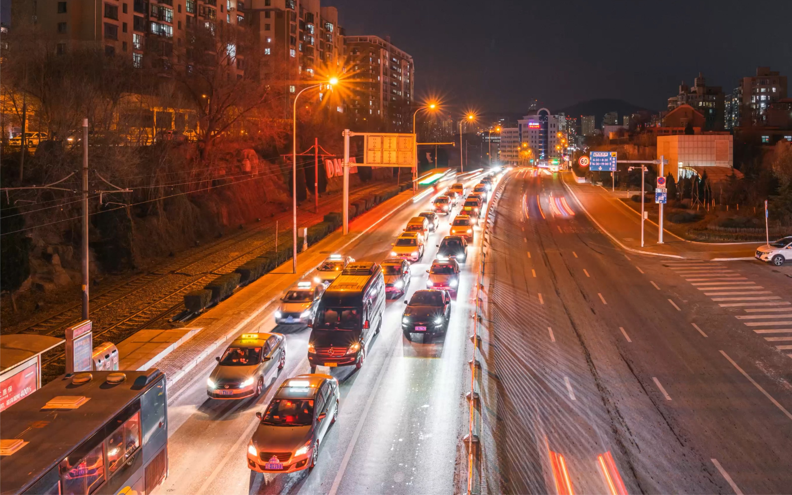 大连沙区学院广场人行天桥晚高峰现场直击
