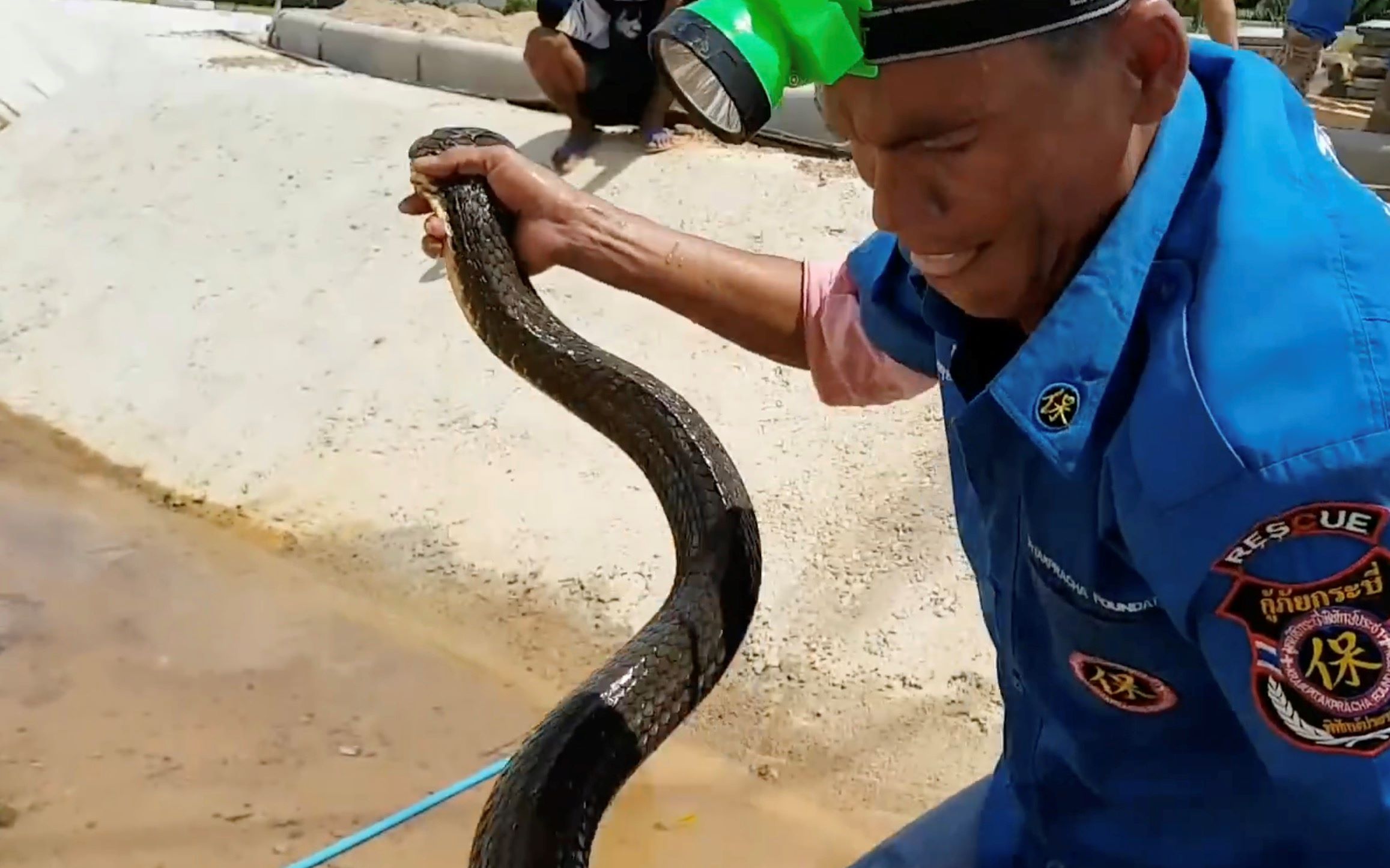 泰国男子徒手抓4米长眼镜王蛇在下水道搏斗1小时