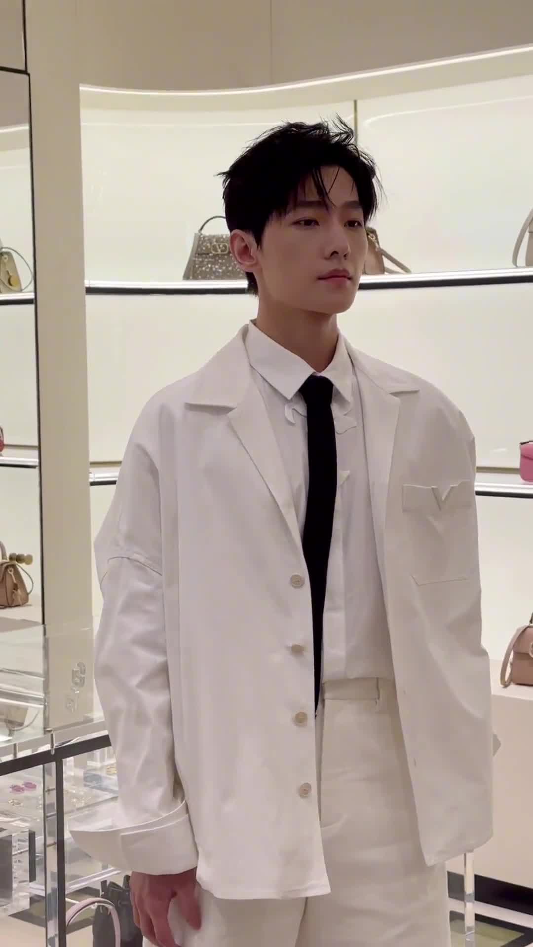 杨洋今日活动造型.衬衫短裤一身白色,干净清新