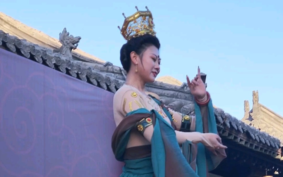山西大同华严寺中,有彩塑界极其著名的"露齿菩菩萨站立微笑,露出洁白
