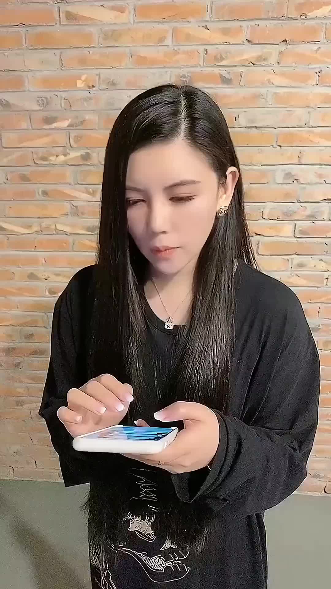 拿上这个大喇叭有种穿越小时候的感觉你们还记得吗闲庭絮张晓棠