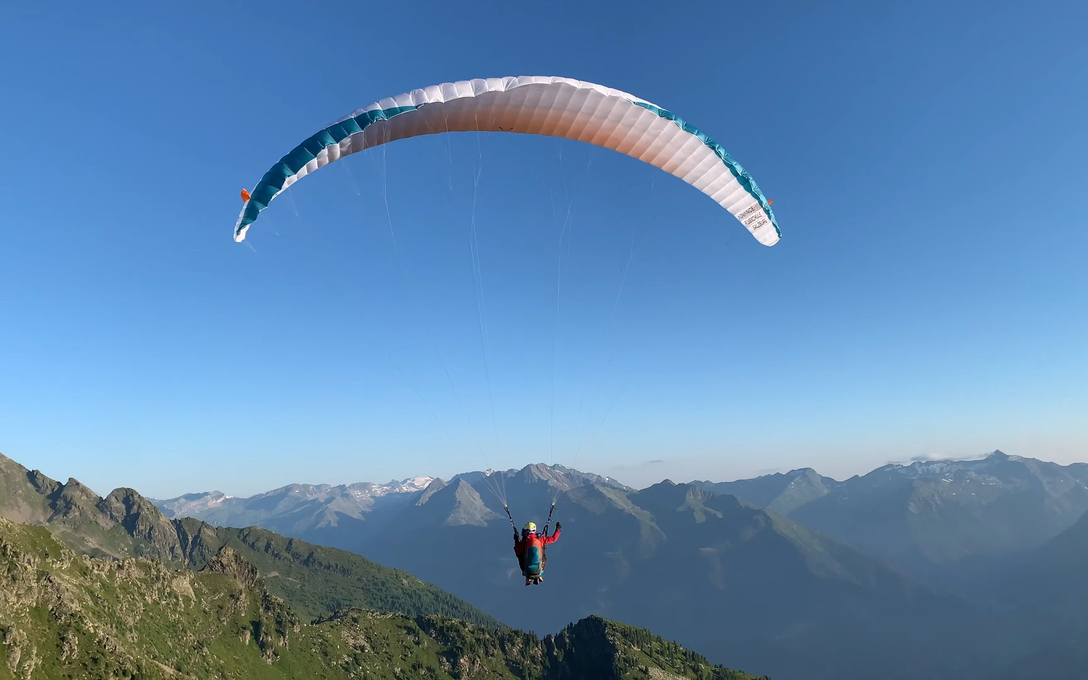 滑翔伞视频:徒步飞行,全家上阵