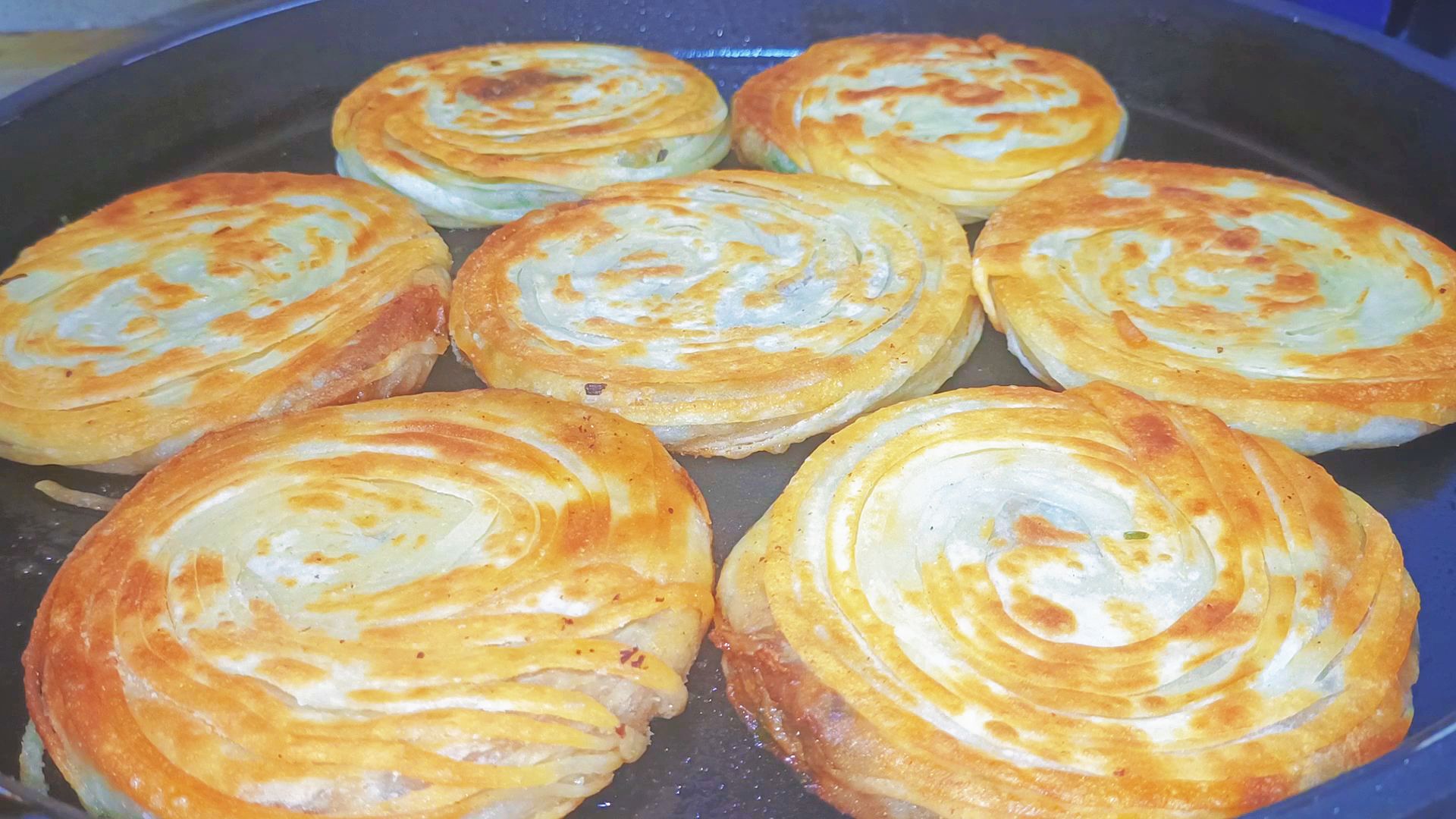 这样的葱香肉饼你一口气能吃几个?外皮焦香酥脆,内里鲜香味美