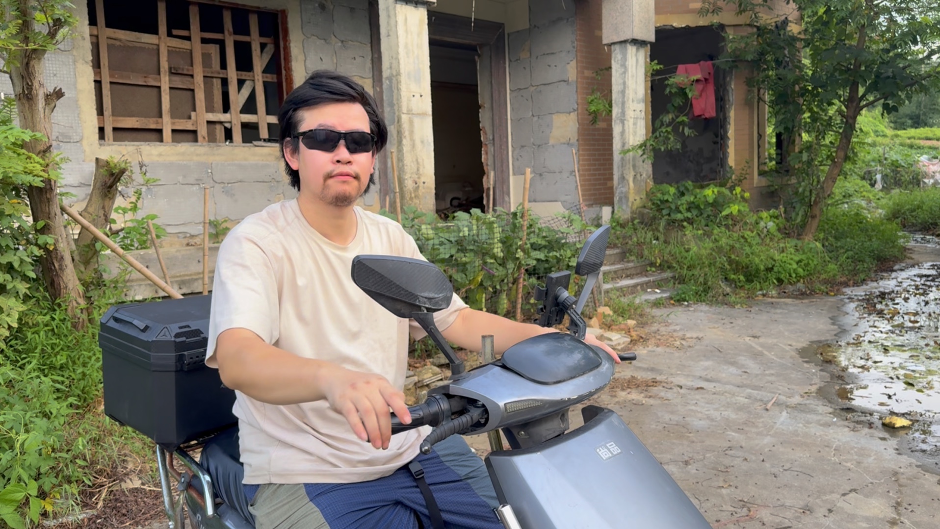 低成本打造庇护所，已通水电 今天安装门窗，翻新电瓶车。