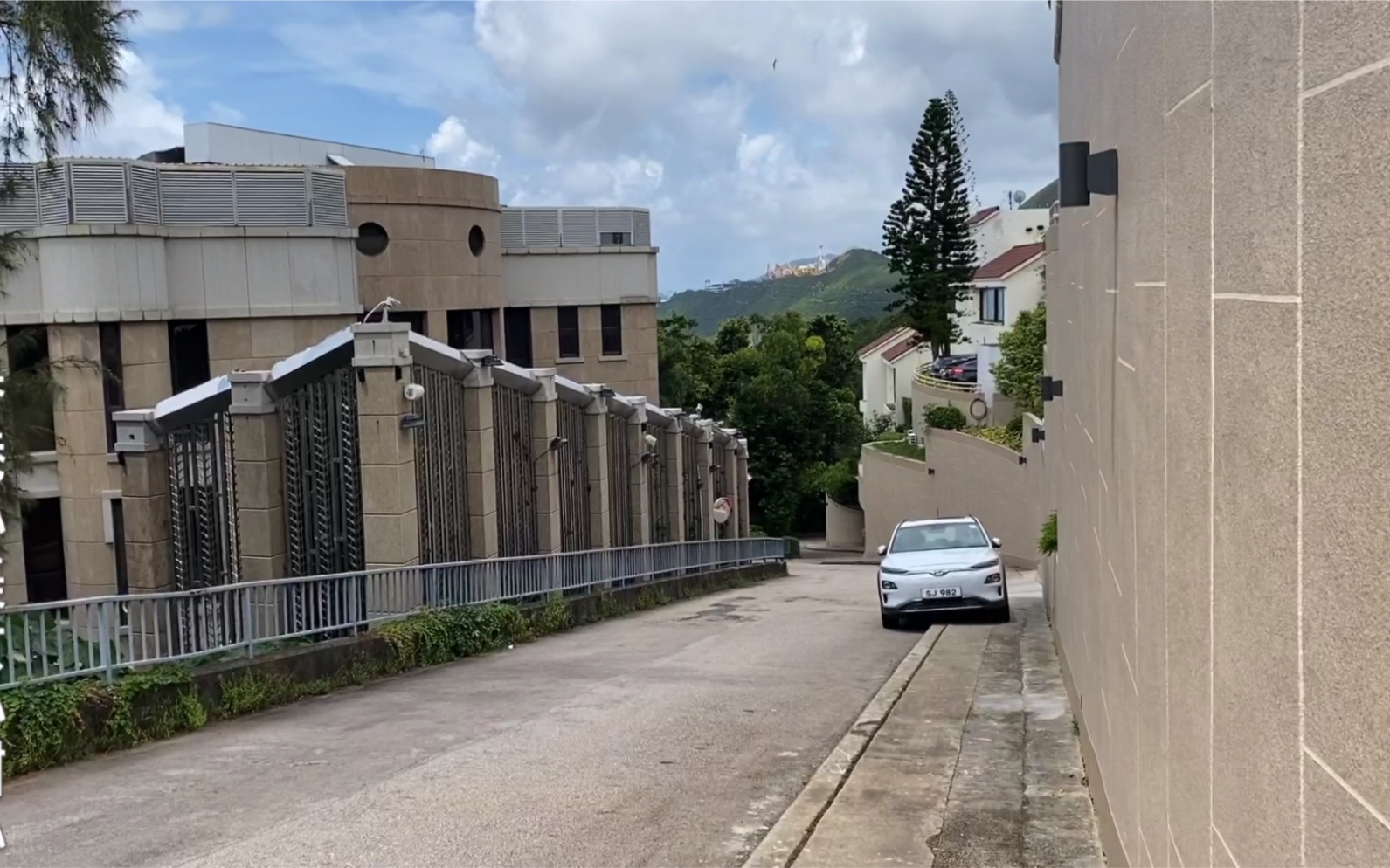 实拍香港深水湾道山顶富人区豪宅,拍完下山往回走啦!真不错啊