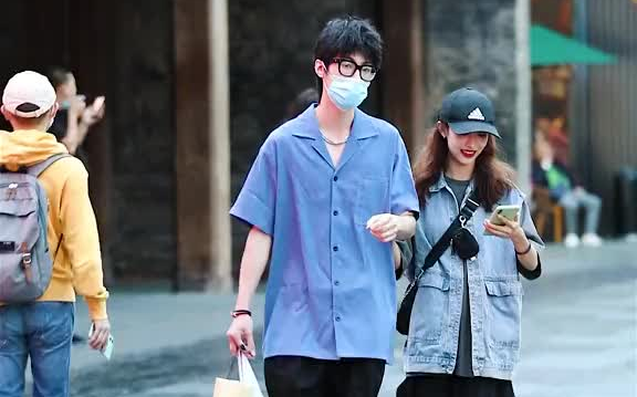 蜀都街拍  又是一对爱撒狗粮的神仙小情侣~ 查查和张张