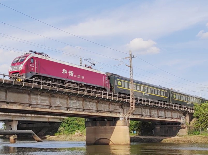 【中国铁路】z112本务hxd1d0188通过乌沙河.