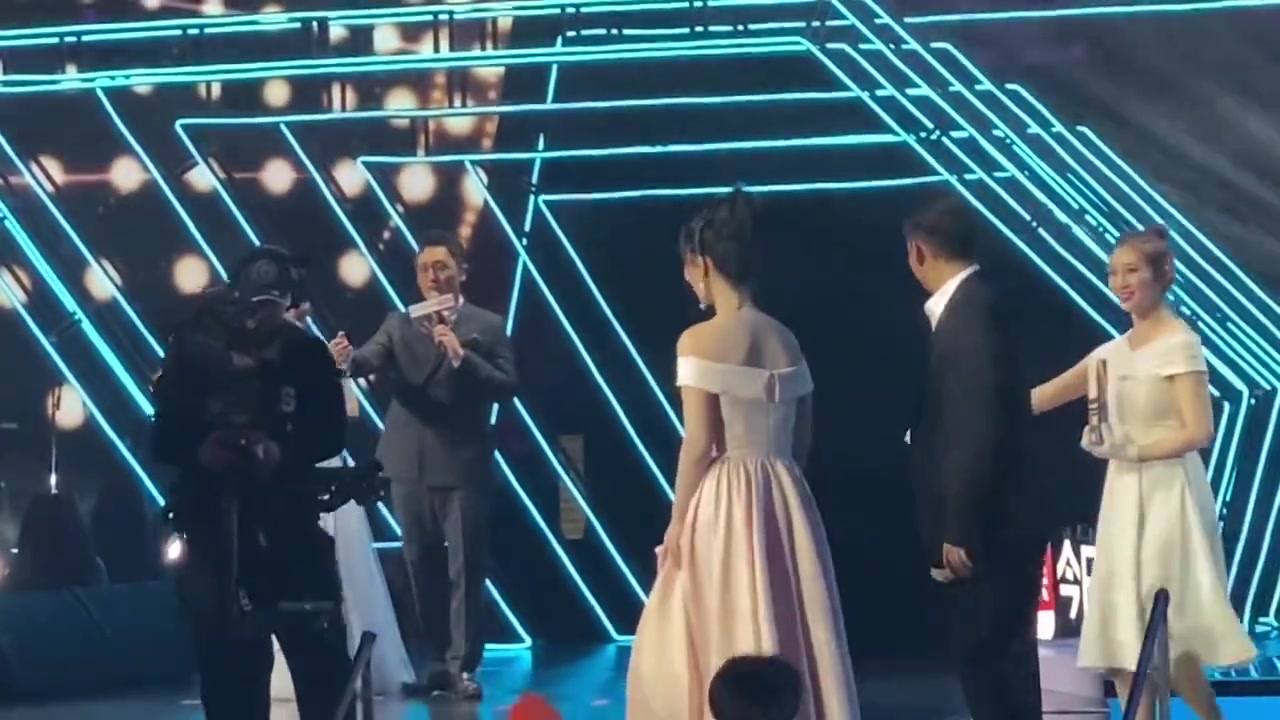 张艺兴伸手扶杨紫