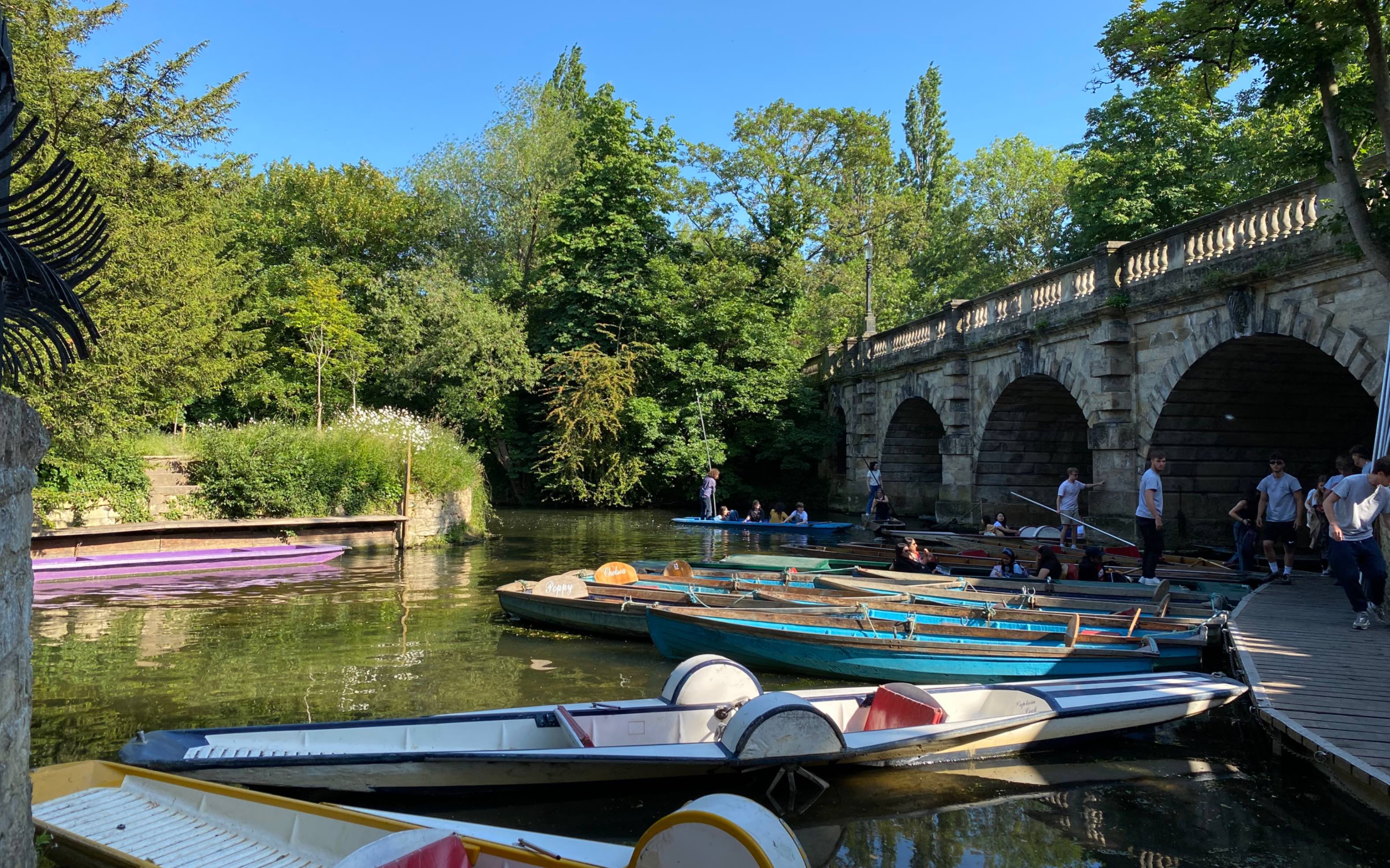 牛津英留子搁小河里大铁棍子划船