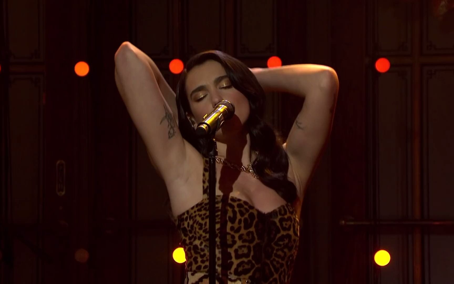 [图]太性感了！Dua Lipa - ‘Don’t Start Now’ on SNL