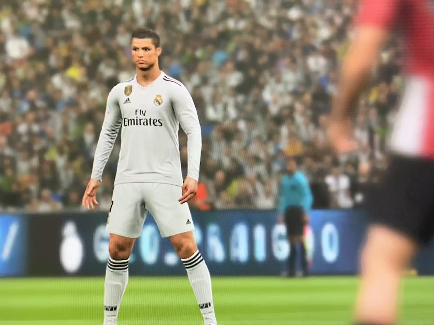 c罗诡异角度任意球破门