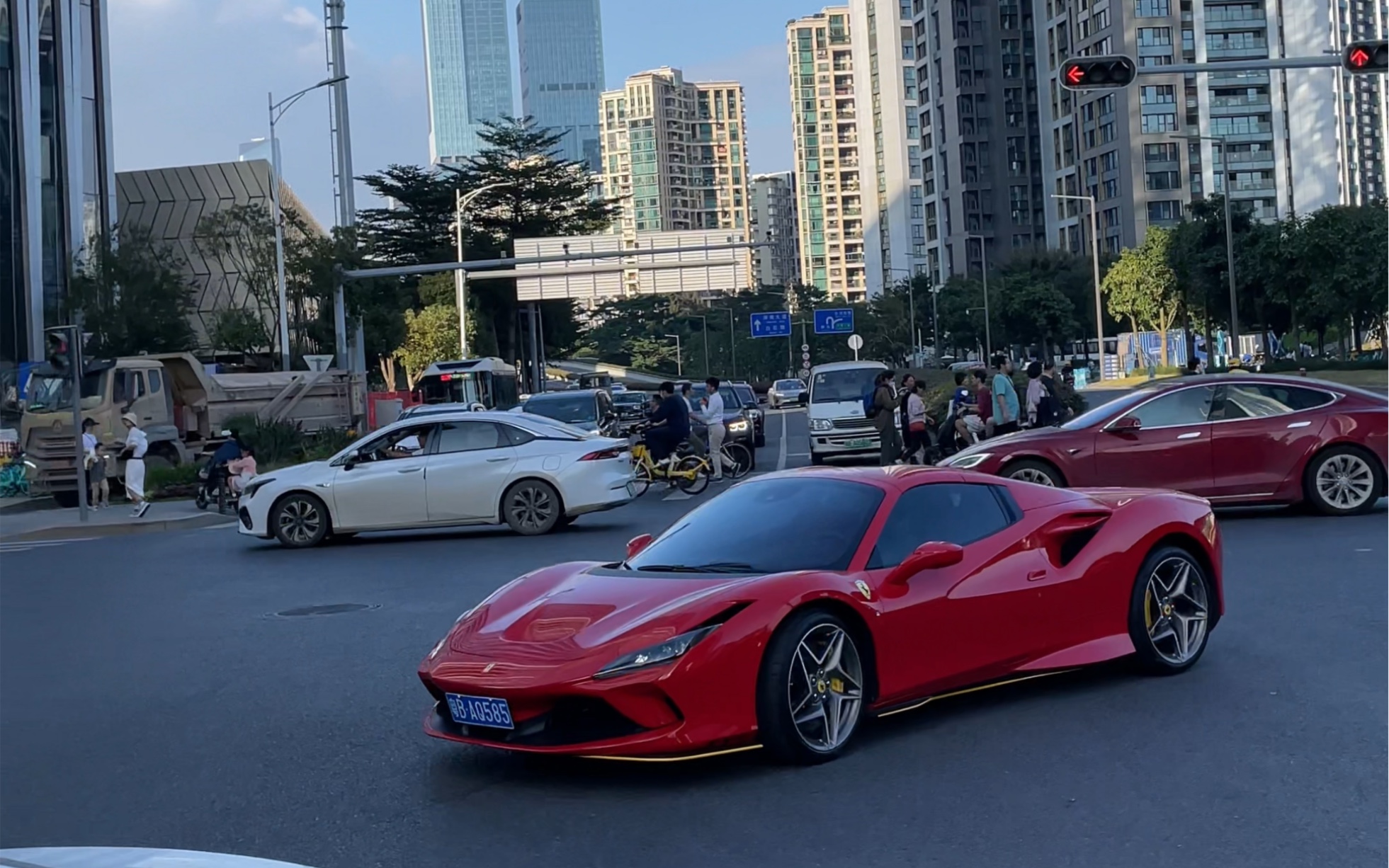 深圳湾万象城偶遇顶级高富帅开法拉利f8出来兜风了转弯的那一刻,太帅