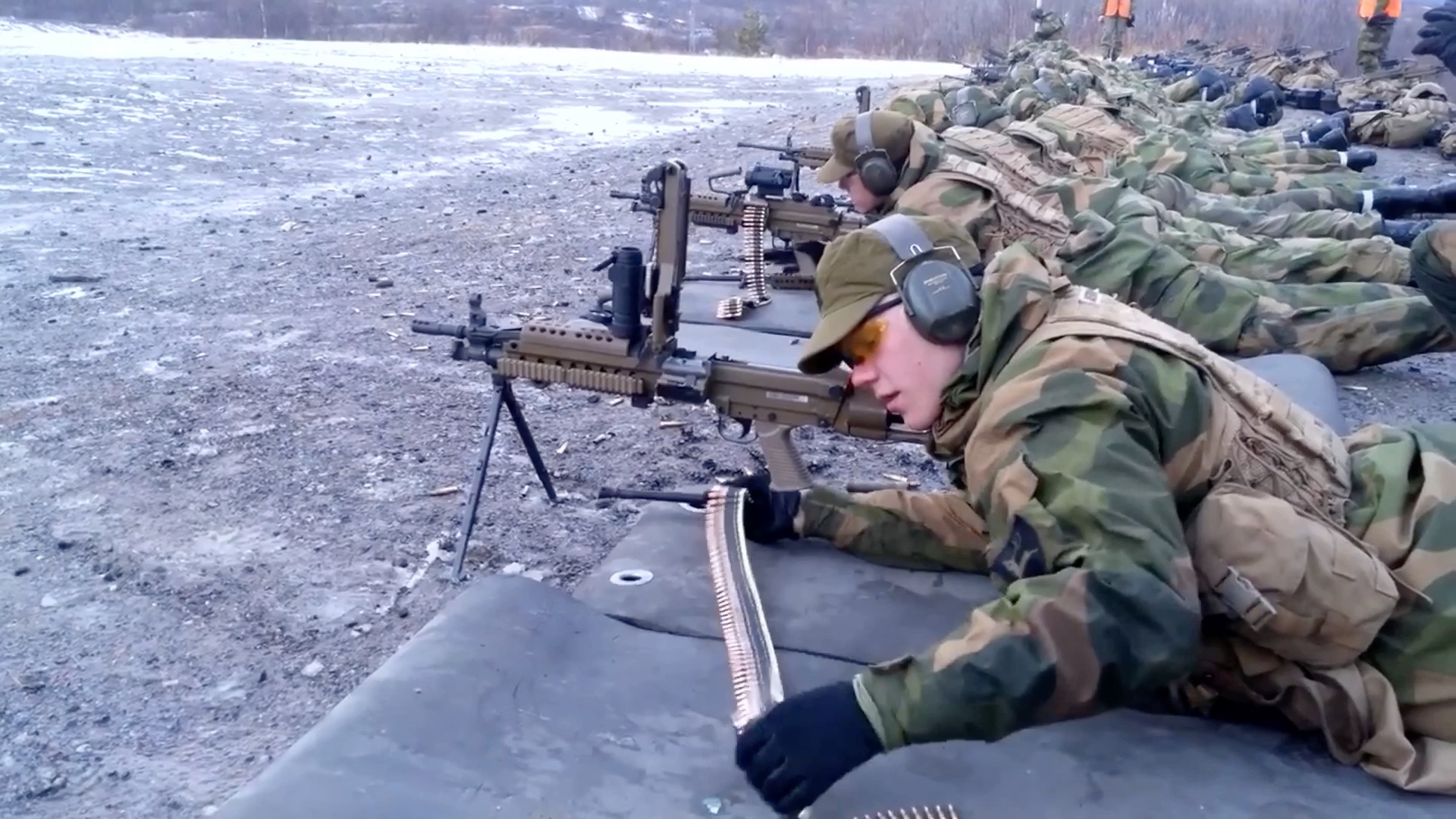 士兵轻机枪集体训练 开枪后声音震撼