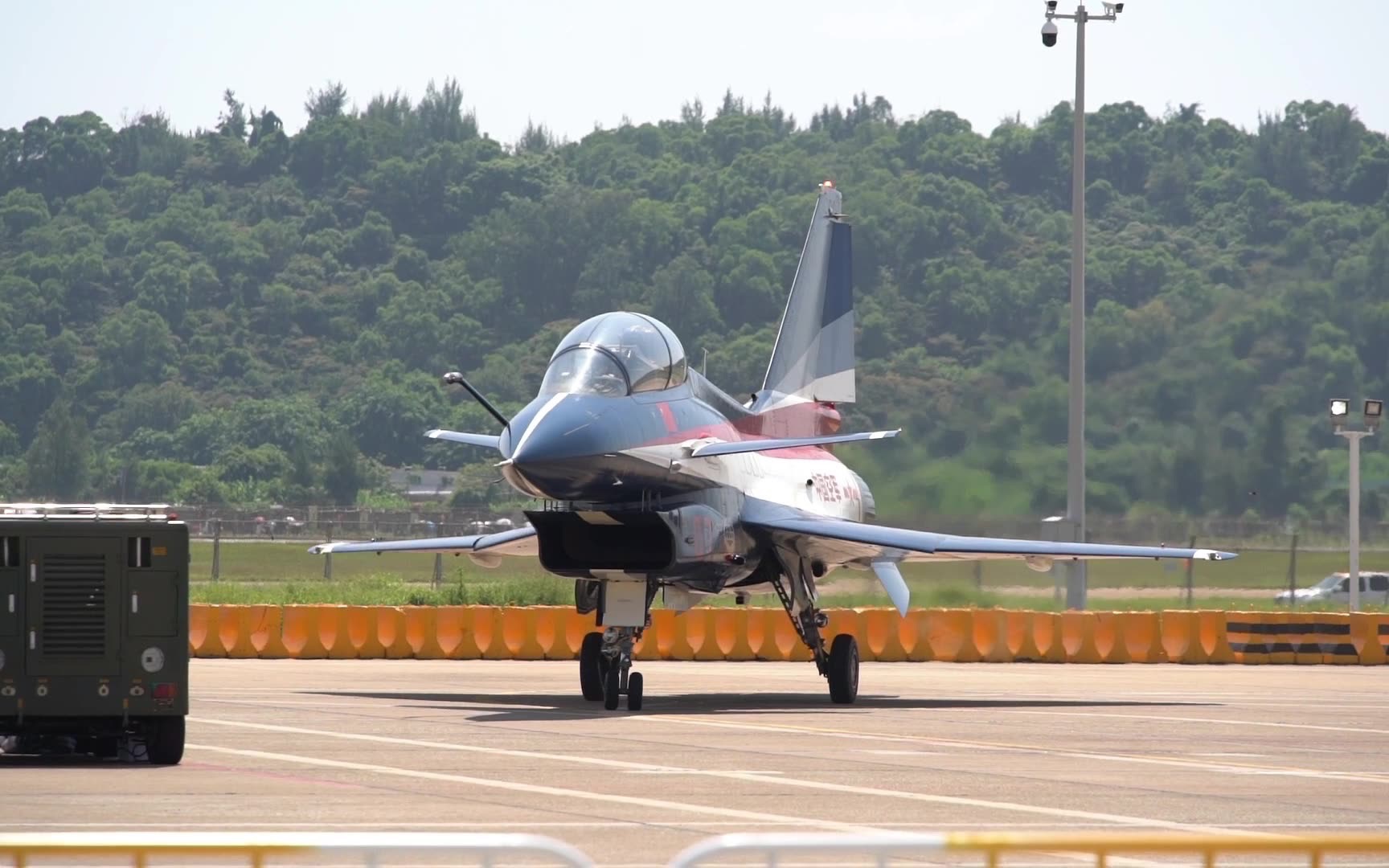 2021珠海航展-歼10表演结束回归机位