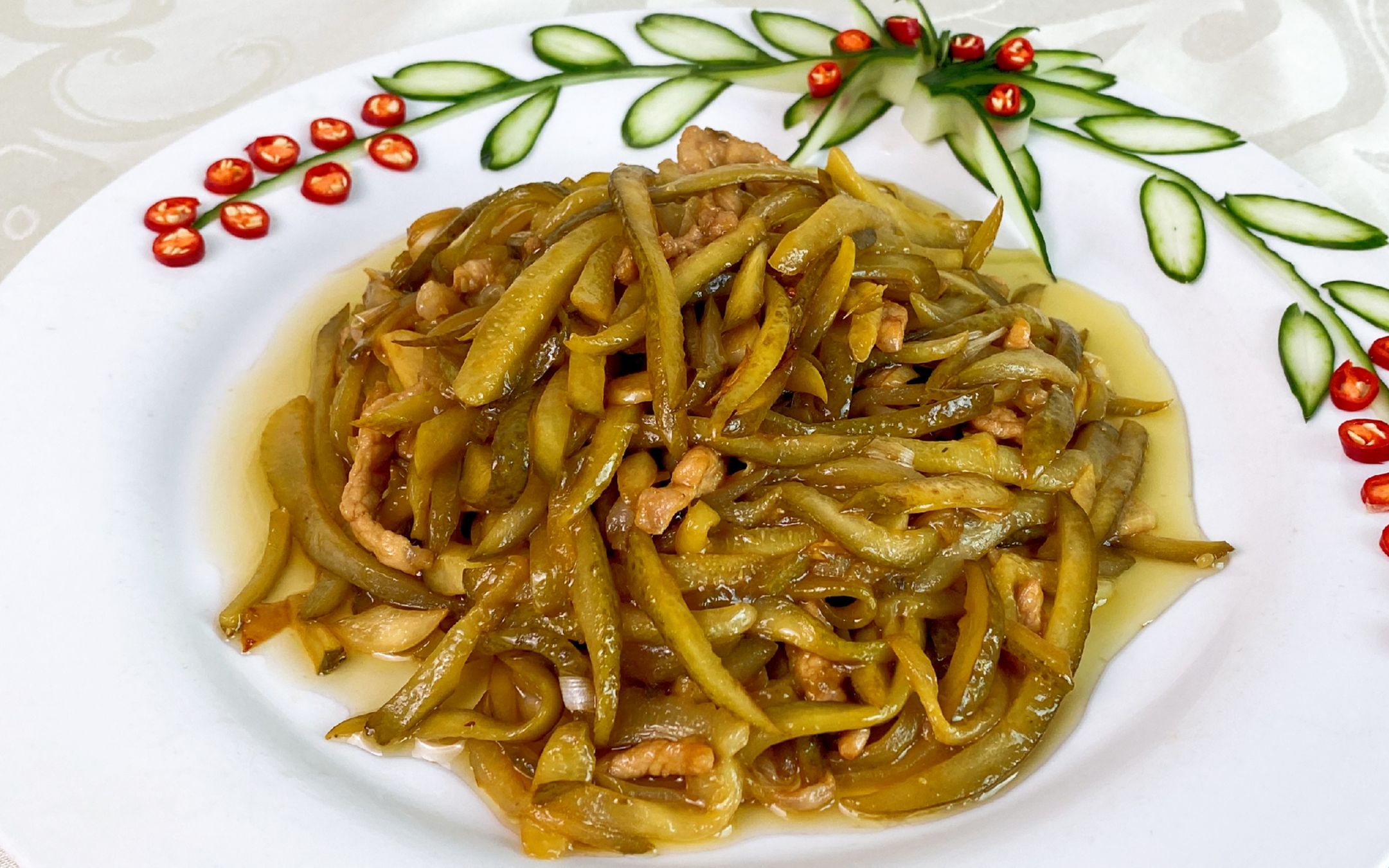 老师傅分享酸黄瓜炒肉,咸鲜脆嫩,酸香适口,还有实用摆盘技巧