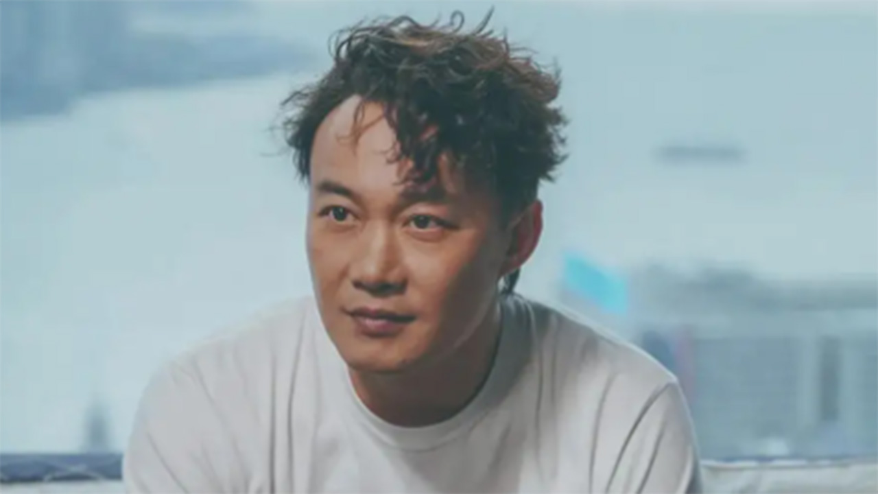 陈奕迅近况曝光,穿凉拖配黑袜,婉拒《声》百万邀约忙考电单车牌_哔哩