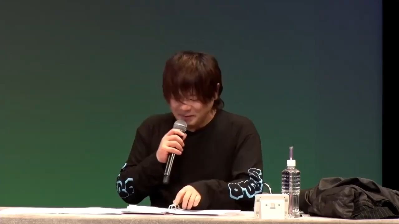 松冈的每个言语行动都能引笑全场