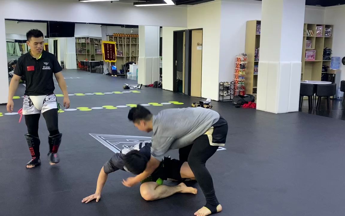 done搏击国际俱乐部地面锁技训练