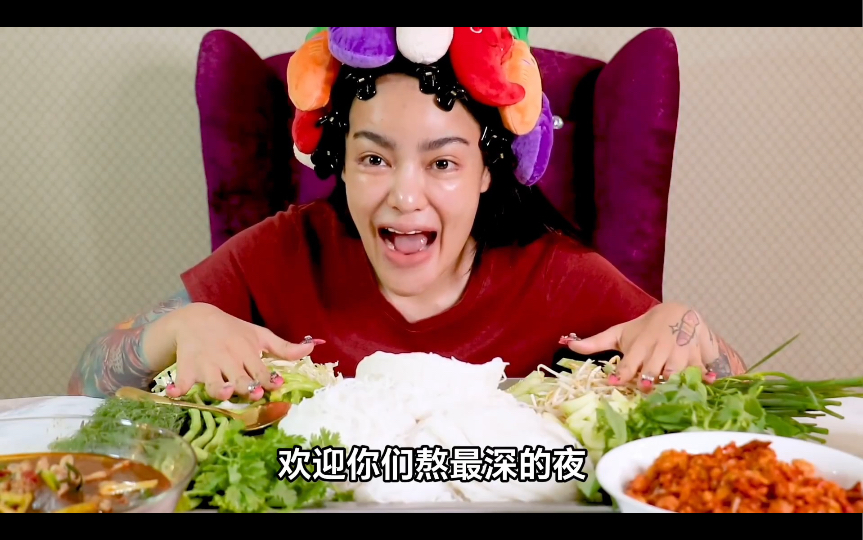 【up字幕】泰国辣椒姐戴桑拿小帽素净地吃辣椒冷炒素面,开发美食新