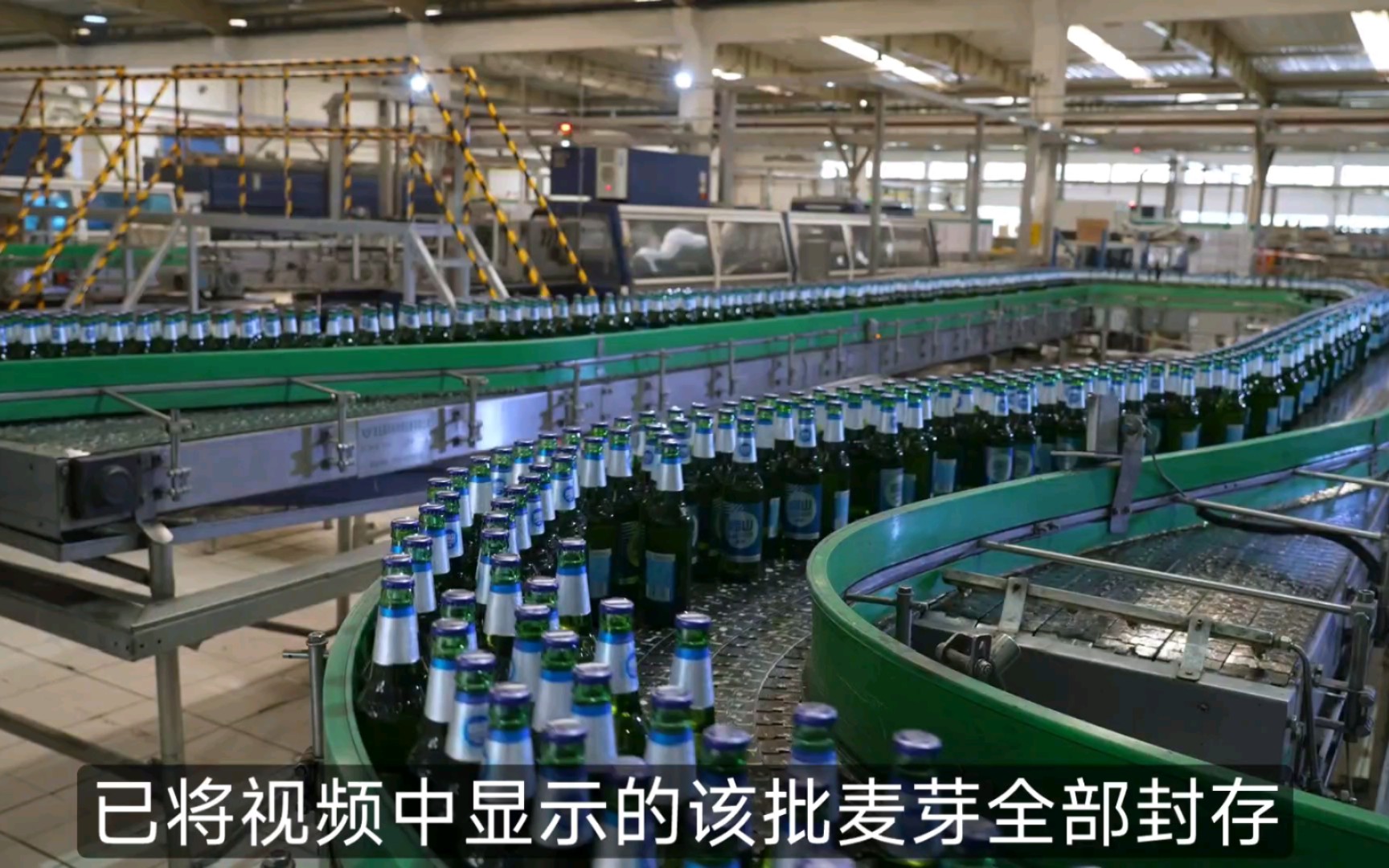 青岛啤酒三厂员工在原材料仓小便