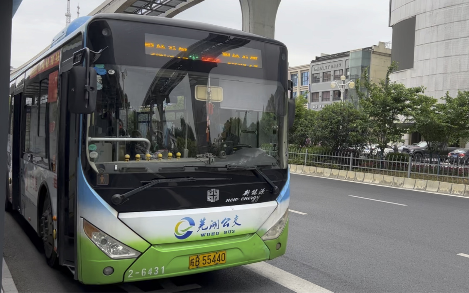 (芜湖公交)35路6431鸠兹家苑方向出凤凰美食街站