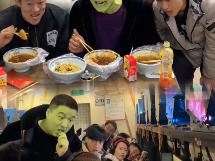 太及时了…"戴耳机猜说话"