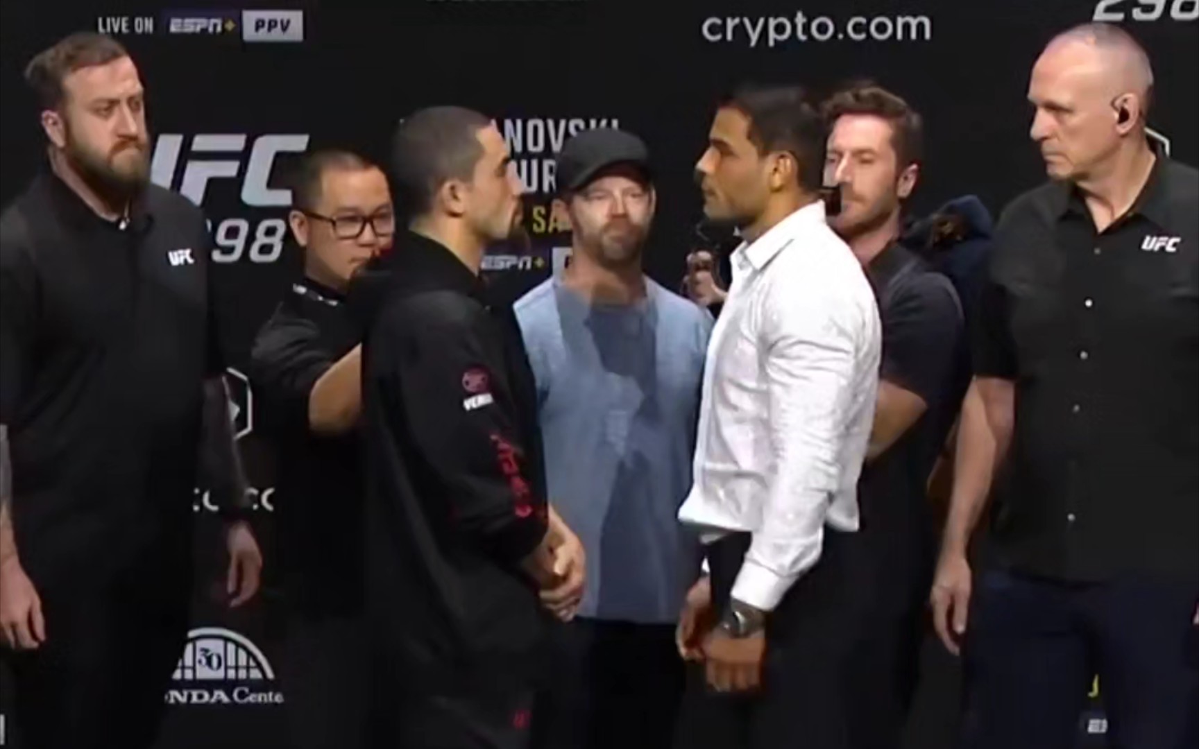 ufc298 "五星"惠特克vs"橡皮人"保罗科斯塔 赛前发布会对视