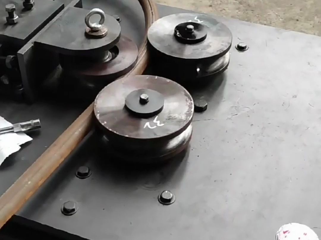 昭通小型不锈钢管弯弧折圆机圆管方管卷圆机施工过程