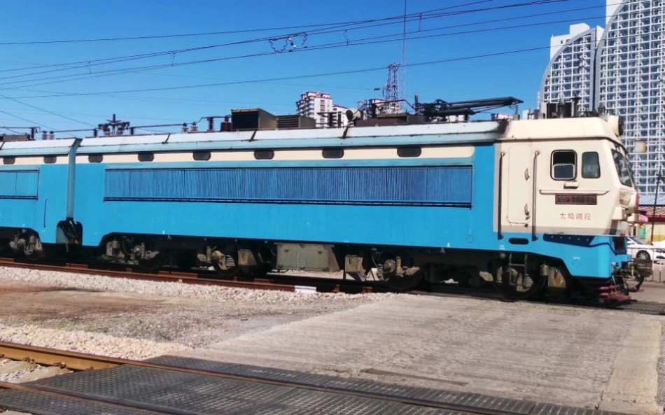 【中国铁路】初秋阳光下,太局湖段ss4g-0998牵引敞车大列驶入秦皇岛