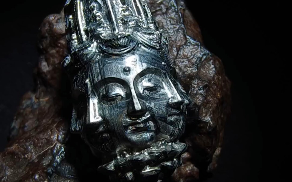 铁陨石的维斯台登纹,2000万年到上亿年的缓慢结晶,做成吊坠太好看了 #