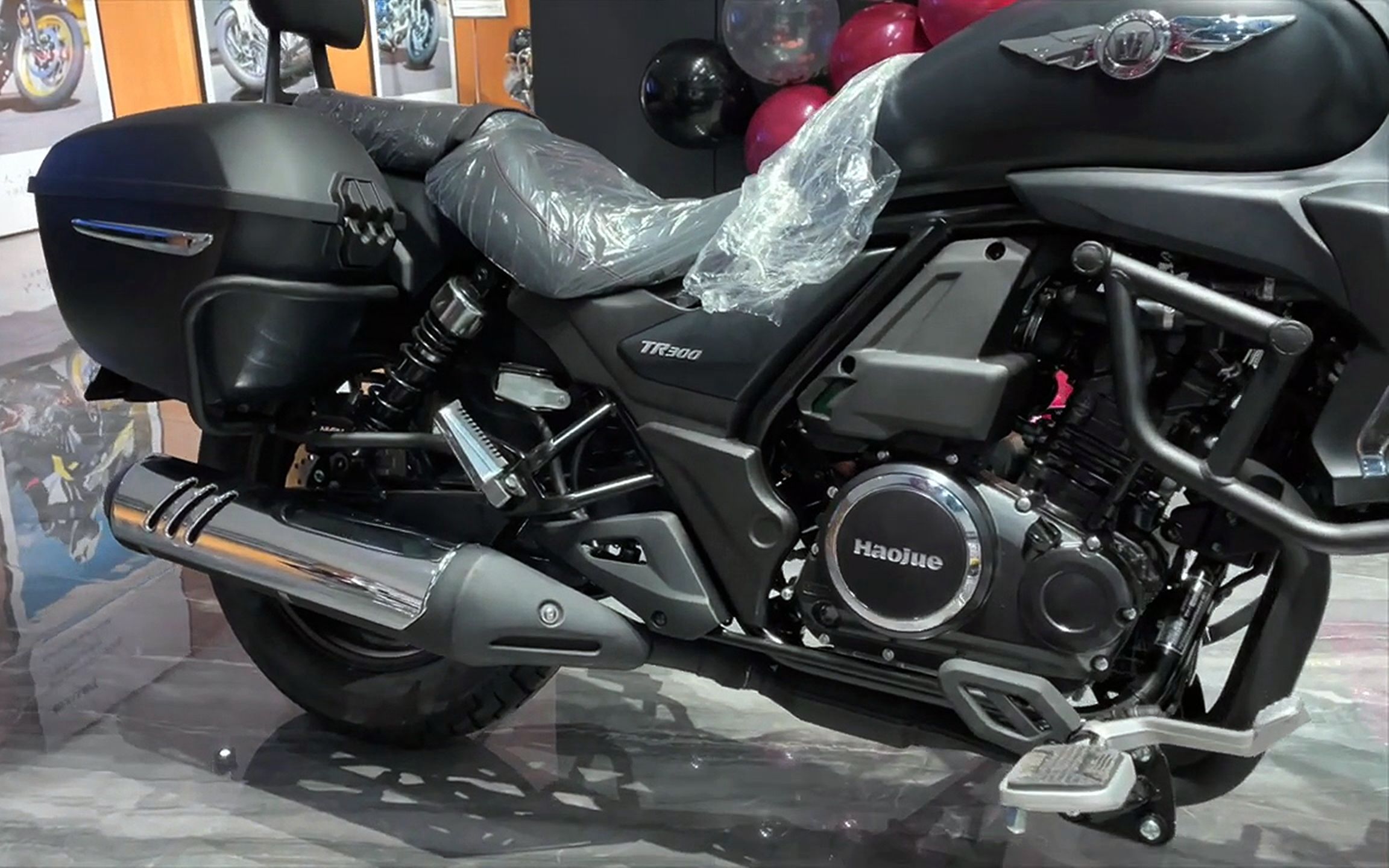 豪爵新款旅行摩托排量298标配两箱有abs售价27980元