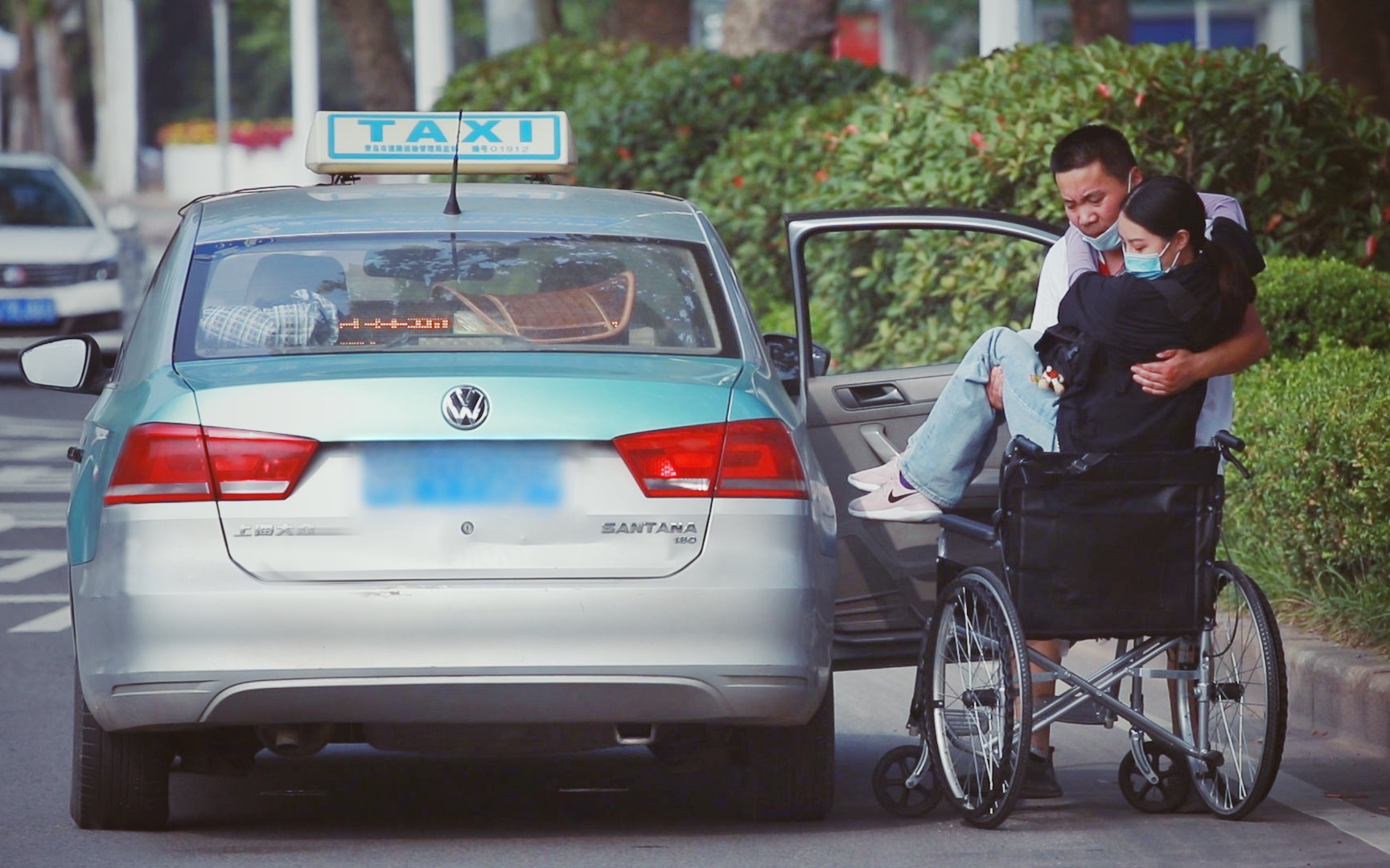 当乘坐轮椅的女生独自打车,司机师傅们的一言一行让人泪目(社会实验)
