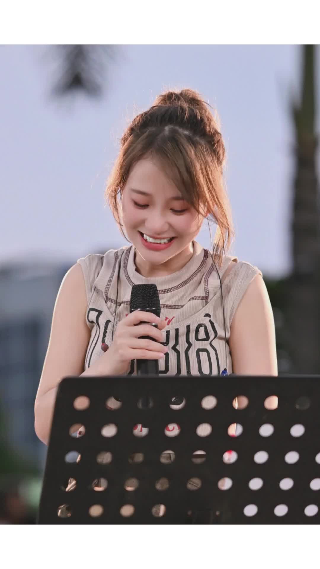 美女小阿七路演摄影