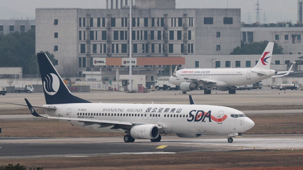 山東航空波音737滑行,等待起飛