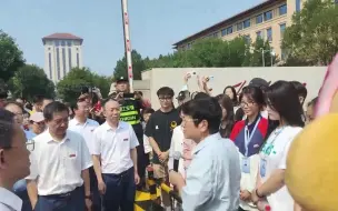 Download Video: 太原理工大学郑强教授校门口寄语学生！