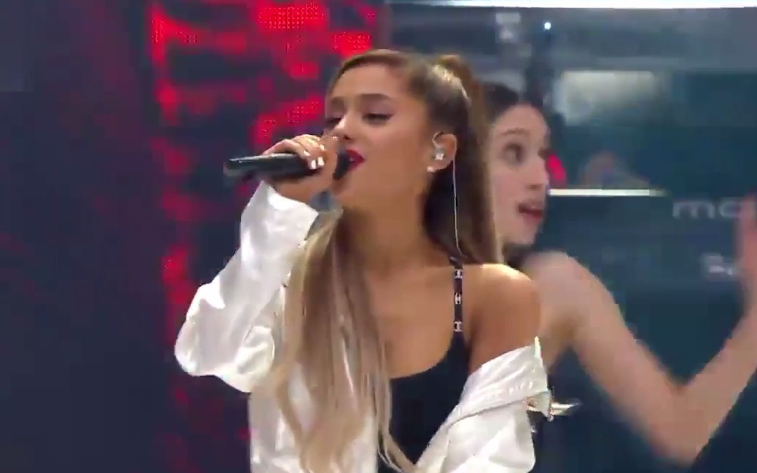 [图]Ariana Grande超可爱夏日现场演唱《Bang Bang》！