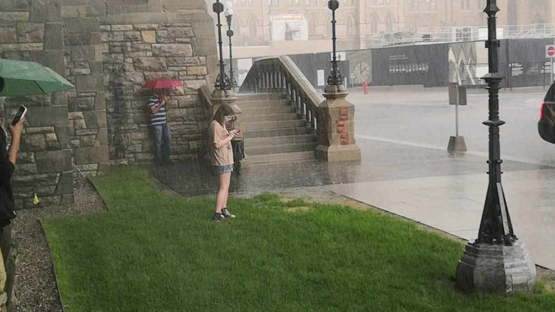 [图]小姑娘淋雨太可怜了