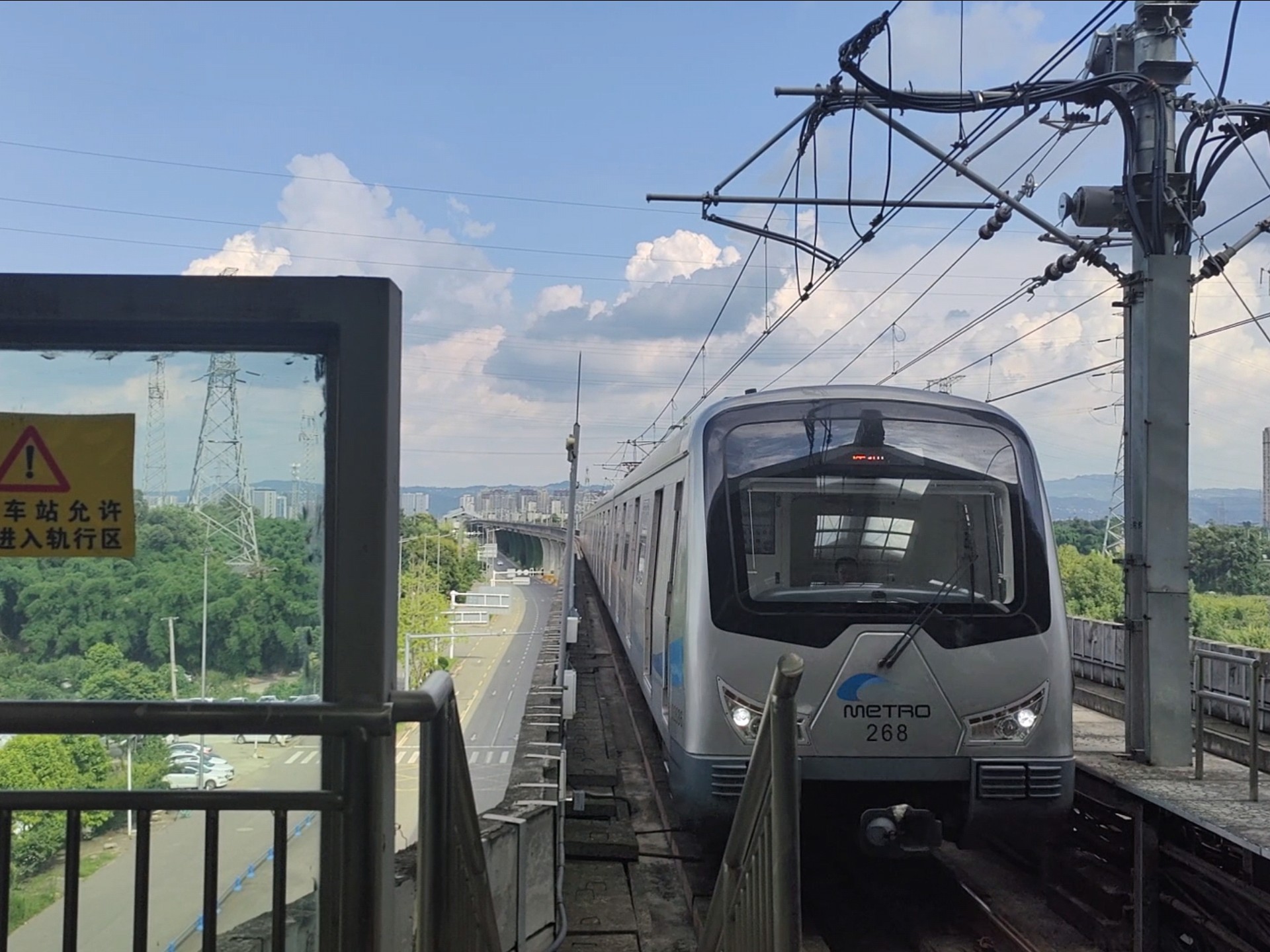 成都地铁2号线驶入大面铺站