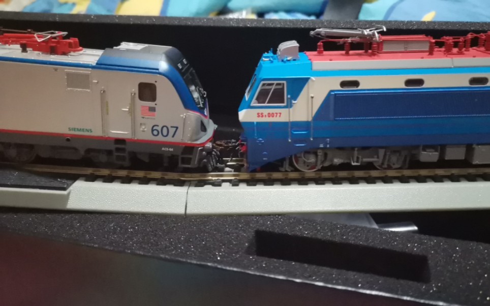 ho比例火车模型开箱解说视频～1435的ss8 0077号机车模型～与amtrak的