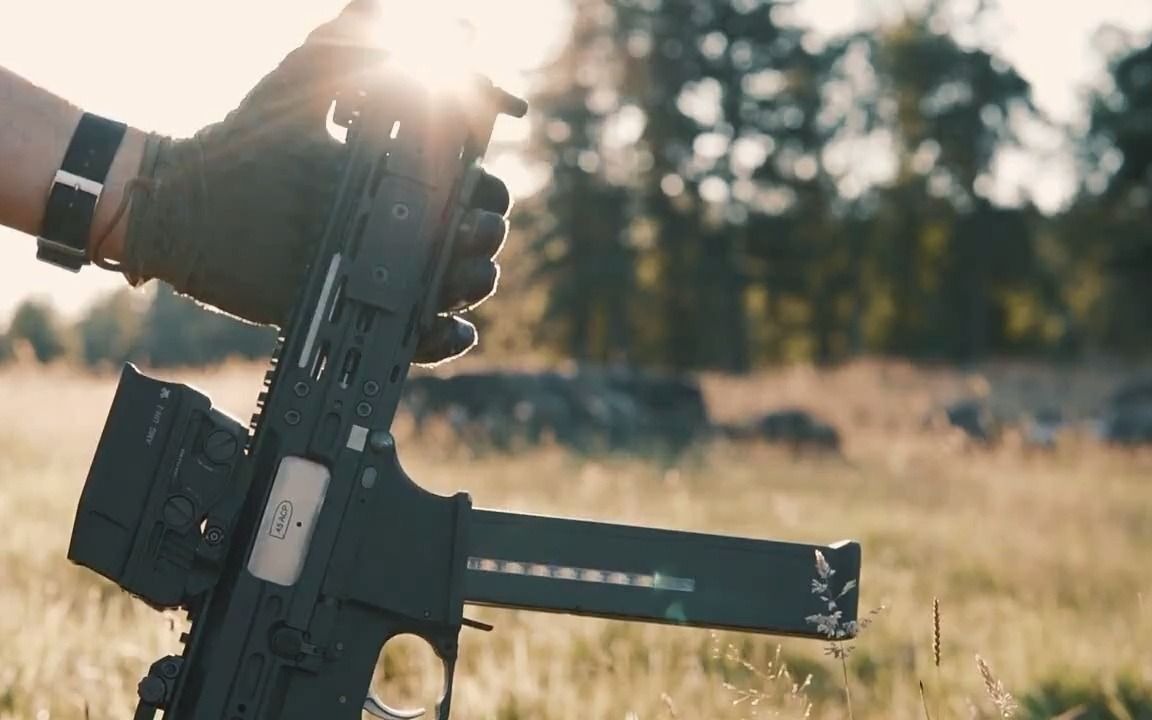 慢动作回放smg45冲锋枪发射45口径弹药靶场射击实测