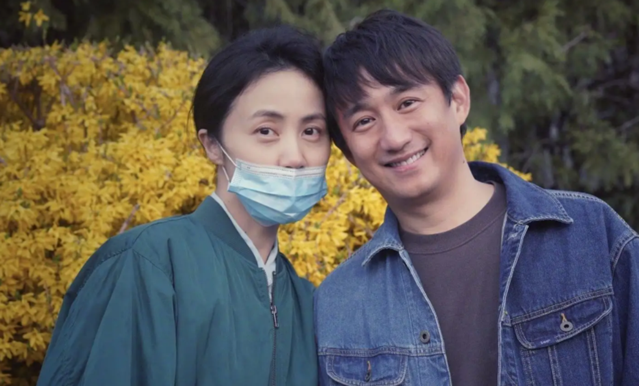 孙莉父亲节晒女儿多多出生时的照片,黄磊深情亲吻,一家人很幸福