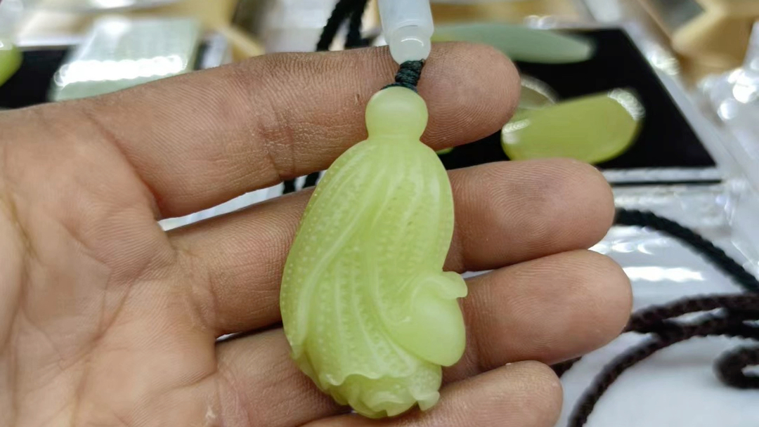 和田玉青海黄口料挂件黄口料是和田玉的一种,通常指的是和田玉山料黄